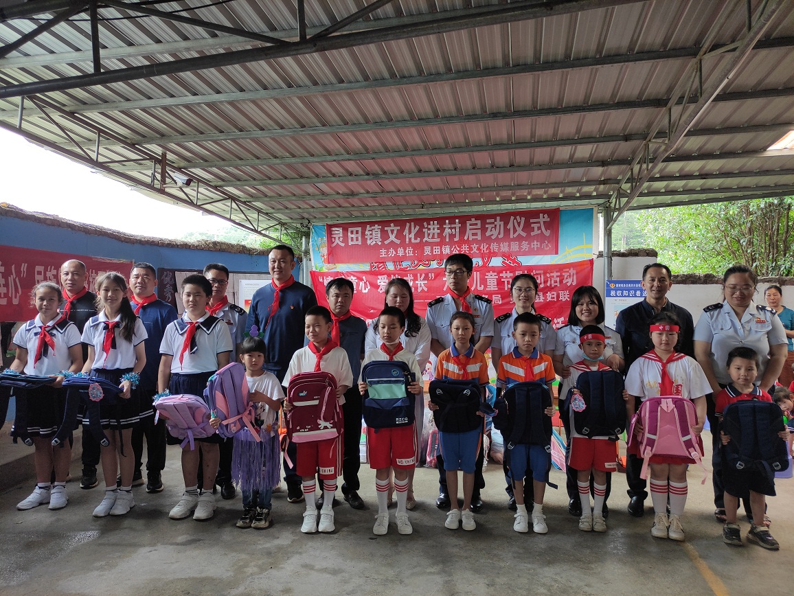 2.与会人员和小朋友们合影。( 肖俊毅).jpg