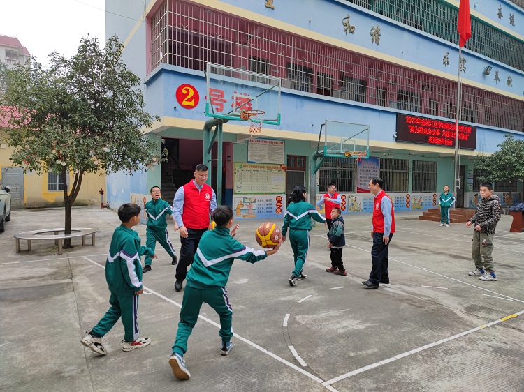 金城江区志愿者走进特教学校献爱心