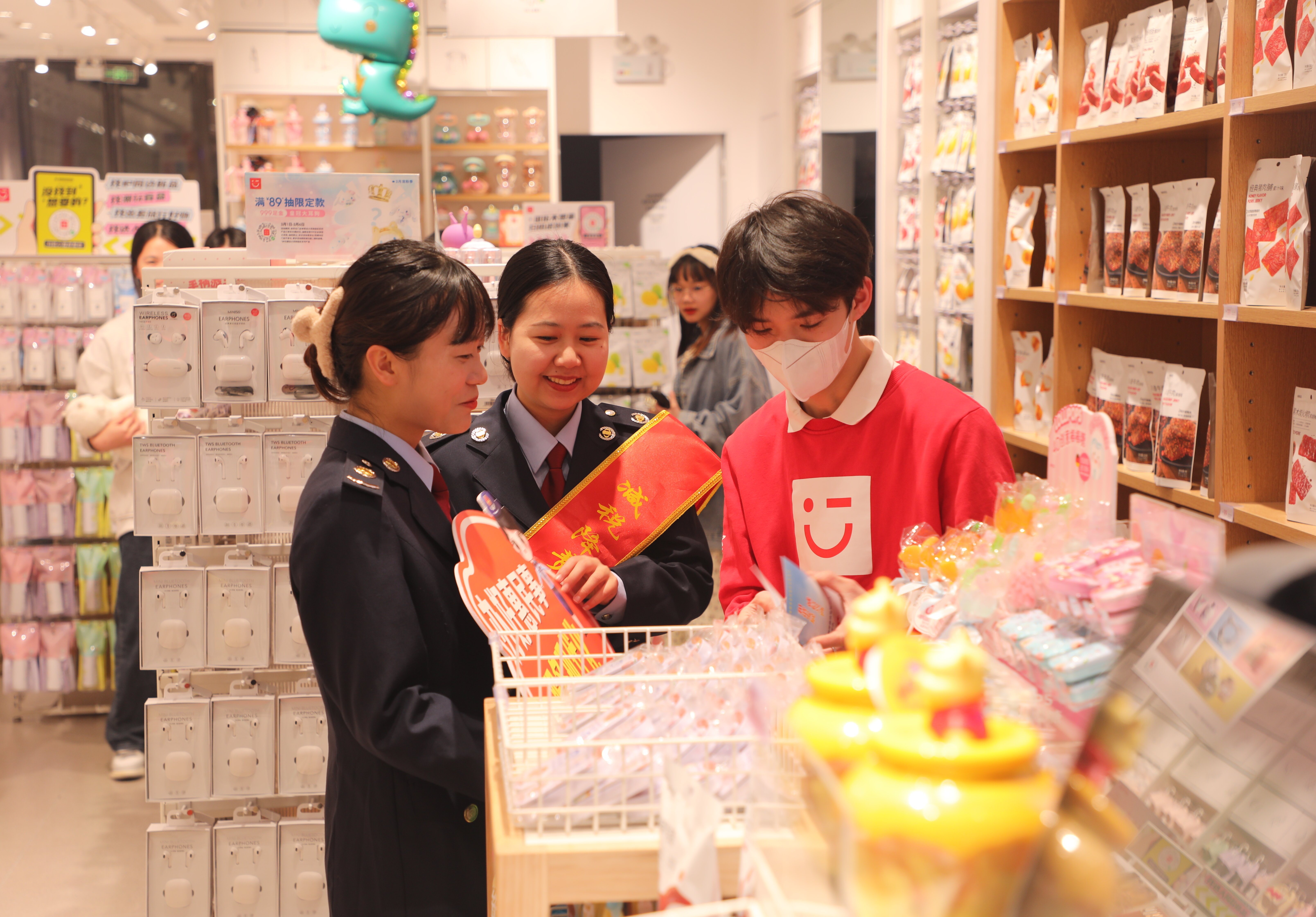 封开县税务局的税务干部深入到万达广场的商店宣传税收政策(陆炫静 摄).jpg