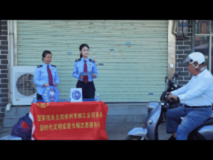 1.2覃炳六骑电车路过看见税务咨询台停下来的GIF动图.gif